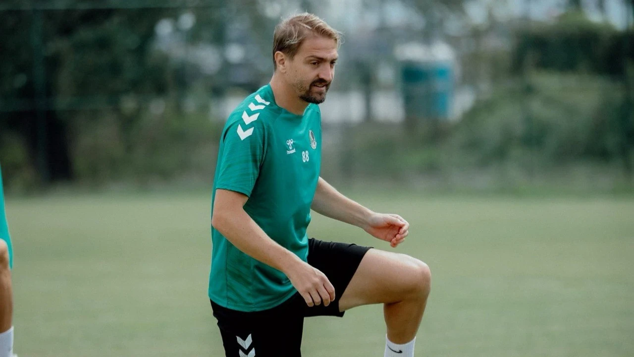 Caner Erkin yeşil sahalara veda etti!
