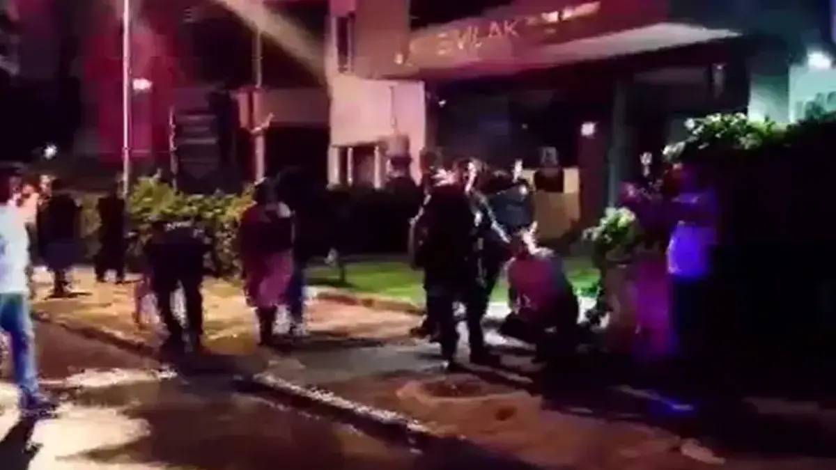 Kızını rahatsız eden gencin kulağını kesti: 1'i polis 2 yaralı