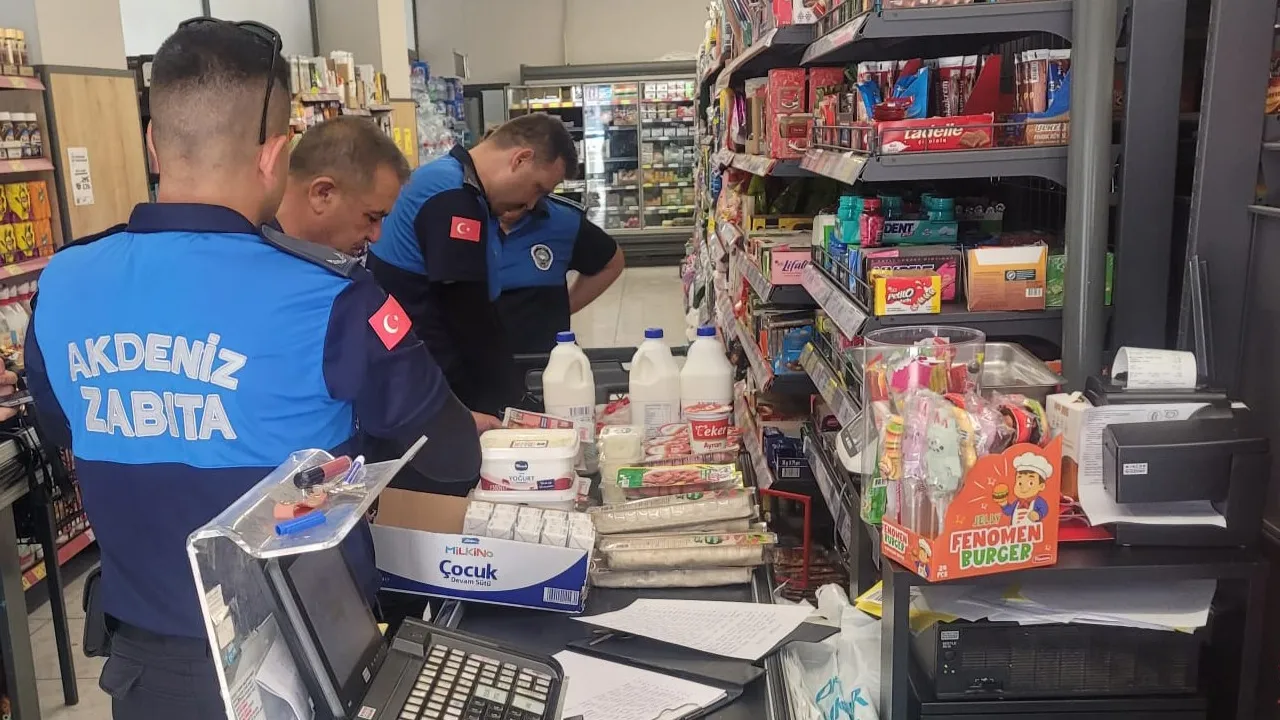 Mersin'de zincir markette tarihi geçmiş ürünler bulundu