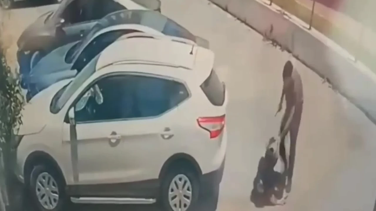 Seyhan'da platonik aşık dehşeti: Genç kadını sokak ortasında bıçakladı