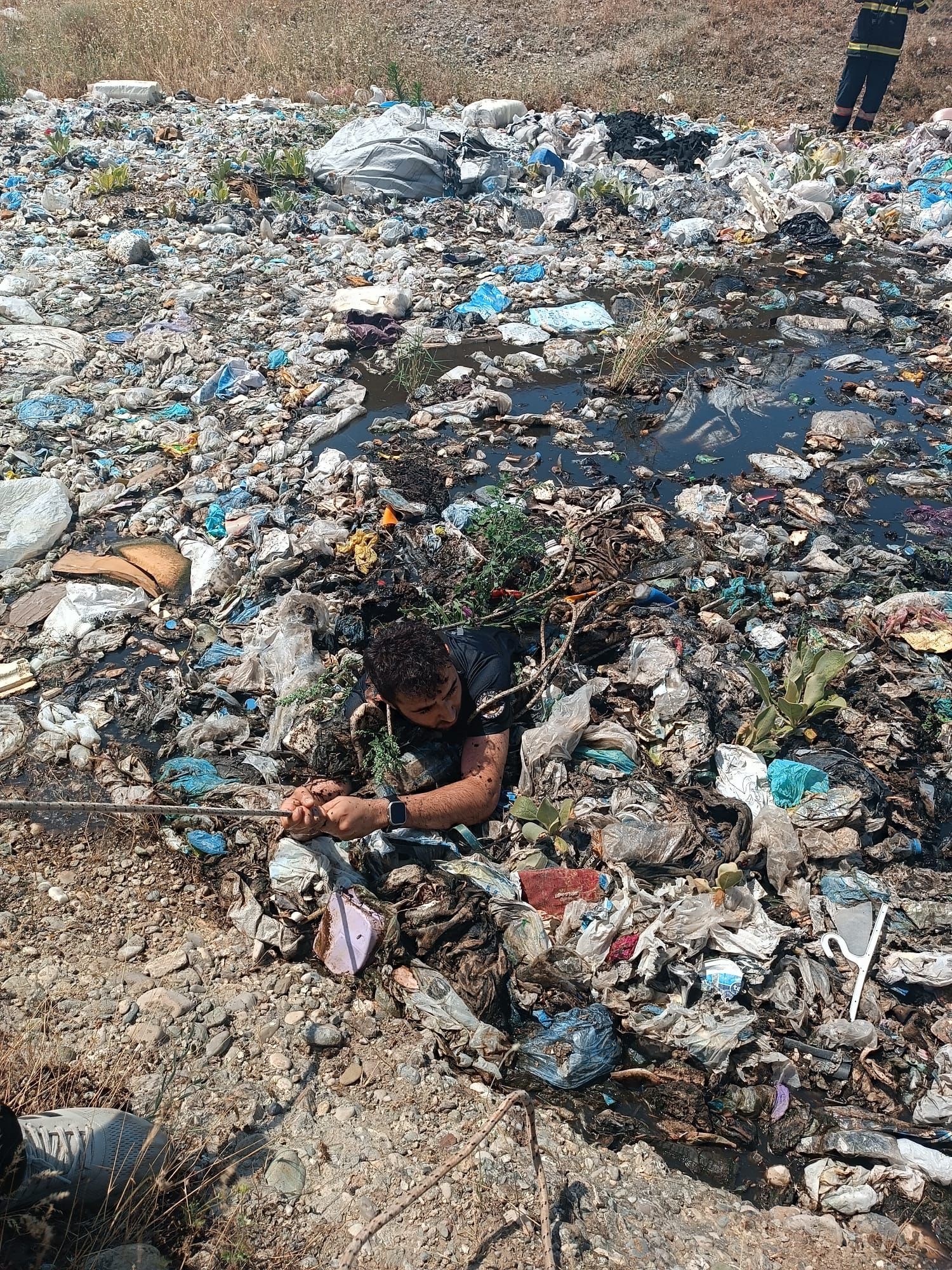 Yangına müdahale eden itfaiye eri, bataklığa düşerek ölümden döndü