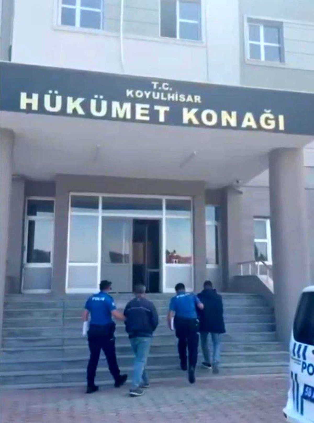 Durdurulan iki tırda 27 düzensiz göçmen yakalandı