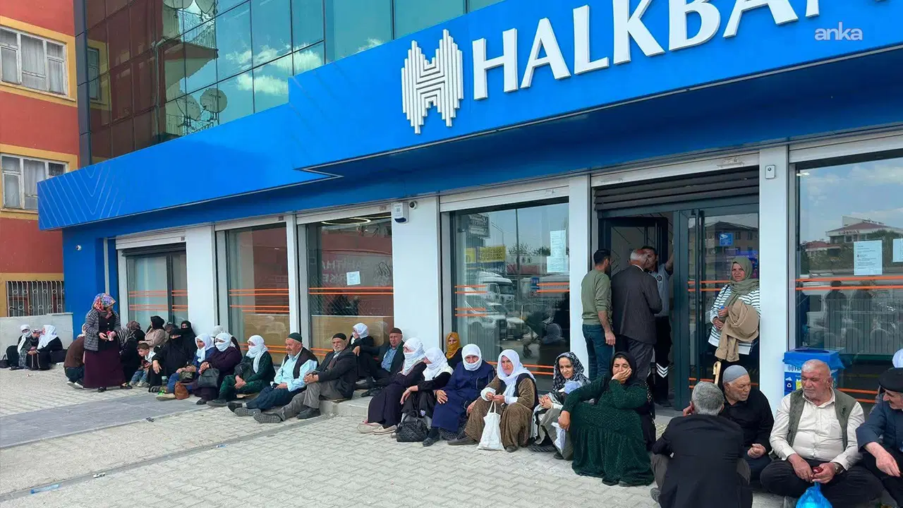 Van'da sosyal yardımlar için kuyruk çilesi: 120 bin ihtiyaç sahibi günlerdir sıra bekliyor