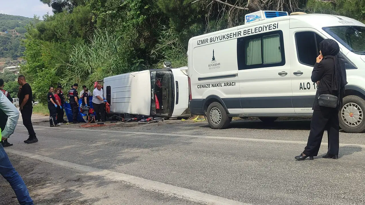İzmir'de işçileri taşıyan minibüs devrildi: Can kaybı var