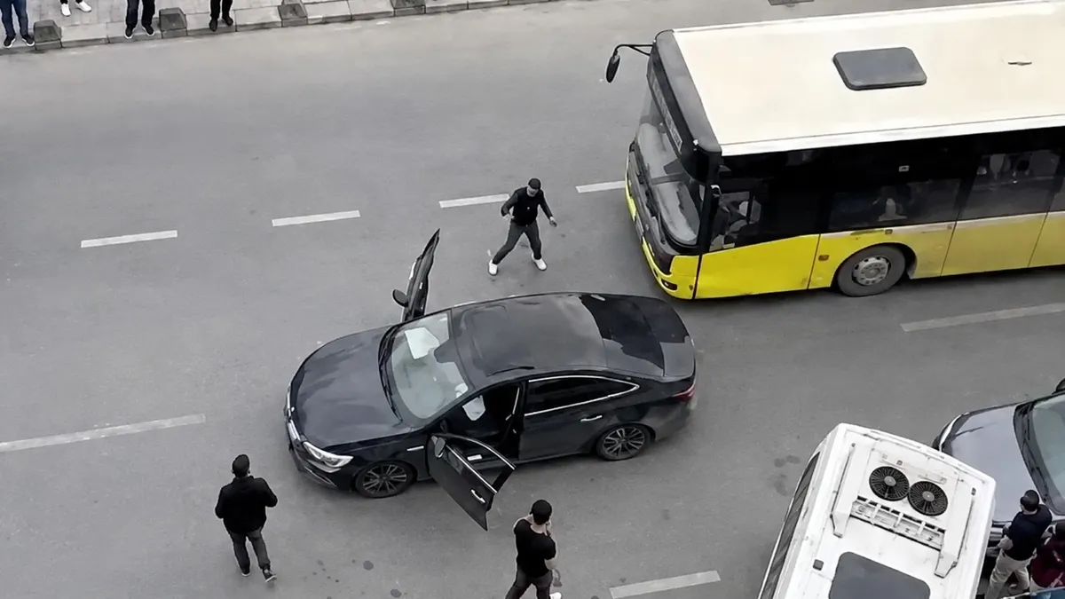İETT otobüsü kaza yaptı! Sürücü sinir krizi geçirdi