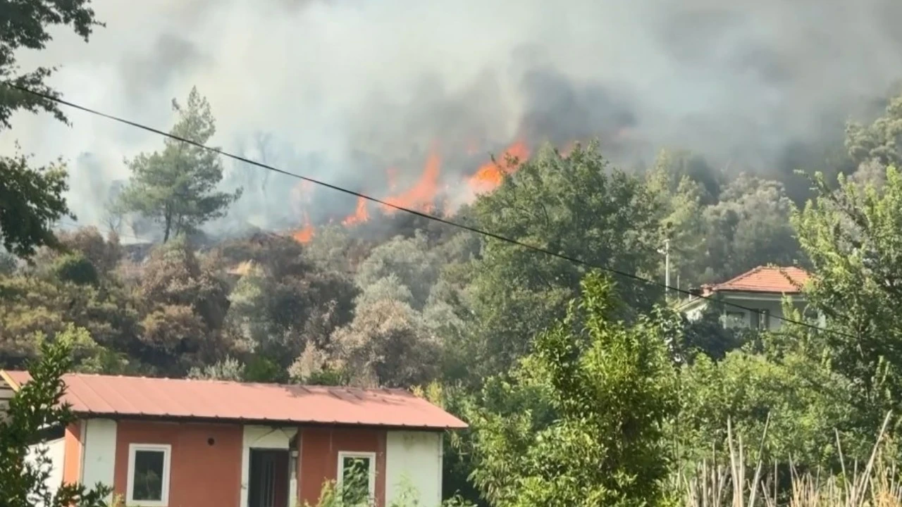 Fethiye’deki yangında alevler evlere ulaştı! Bir mahalle tahliye edildi