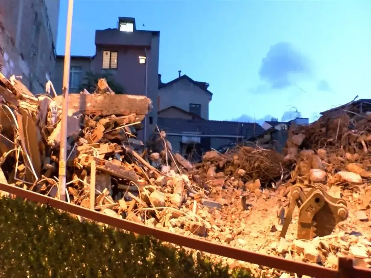 Kağıthane'de yıkım sırasında meydana geldi: İki bina tahliye edildi