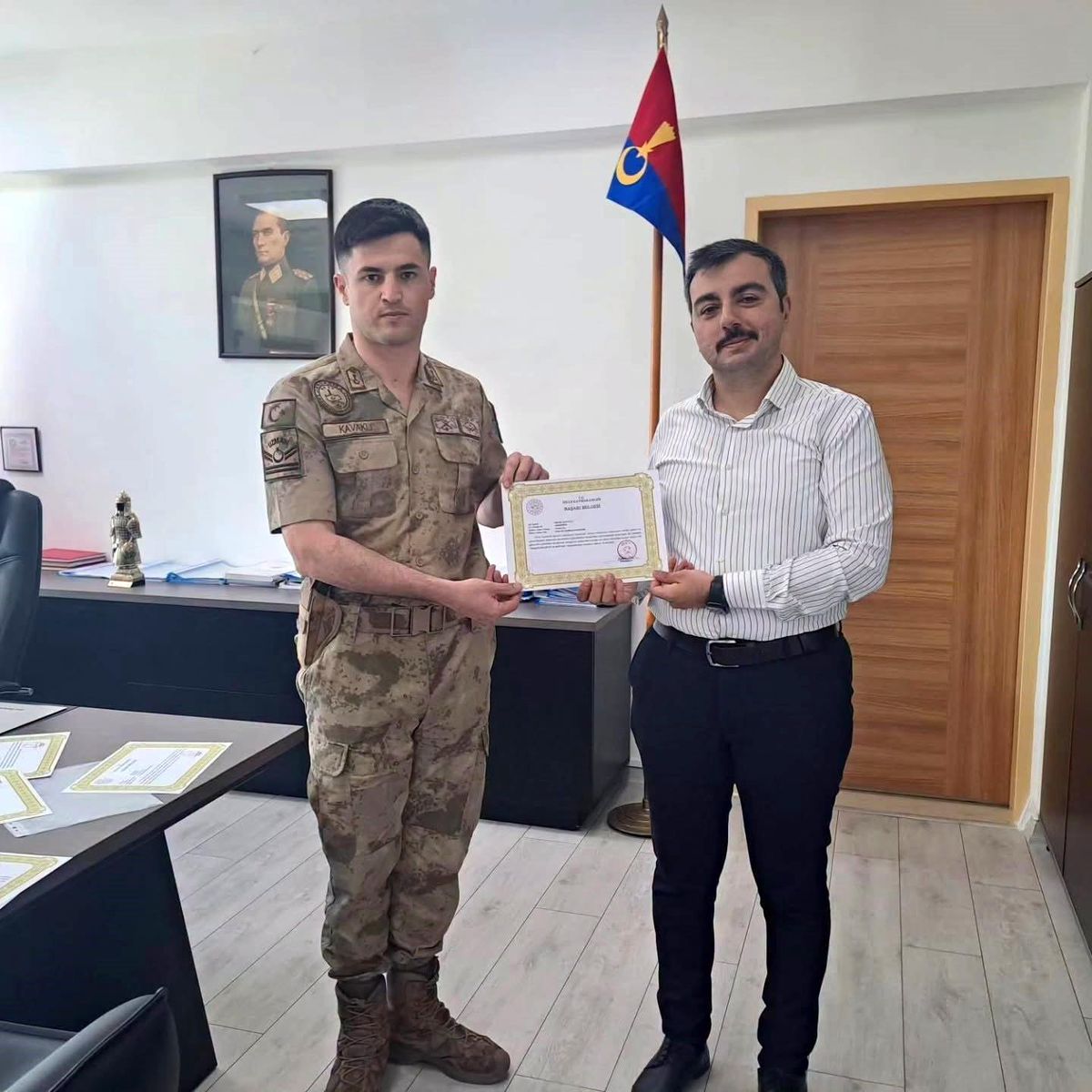 Dicle Kaymakamı Atış'tan jandarma personeline başarı belgesi