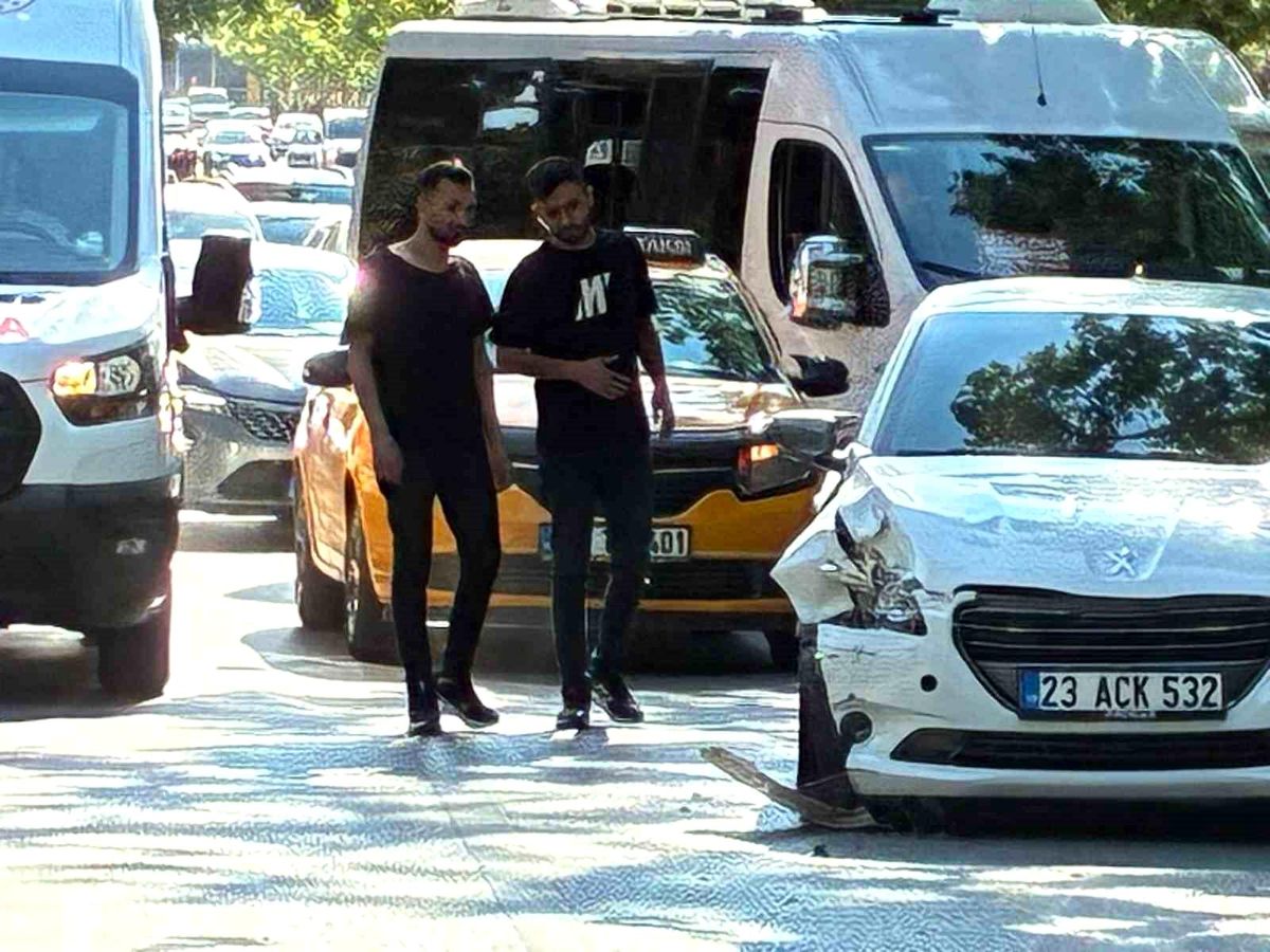 Elazığ'da otomobiller çarpıştı: 2 yaralı