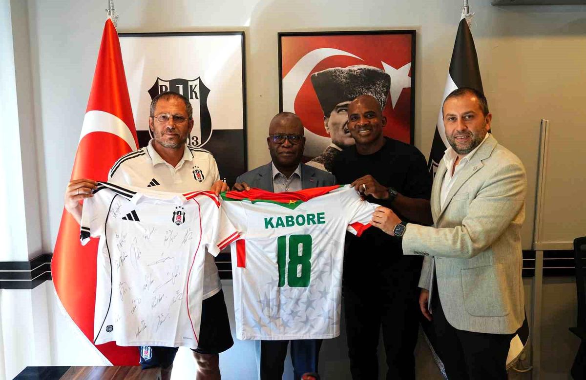 Burkina Faso Büyükelçisi Vinta Some ile Spor Büyükelçisi Charles Kabore'den Beşiktaş'a ziyaret