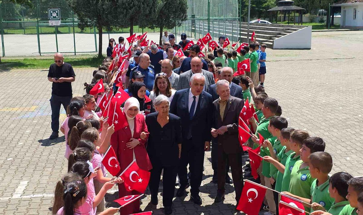 Düzce'de şehit annesi ve babası adına çok amaçlı salon açıldı