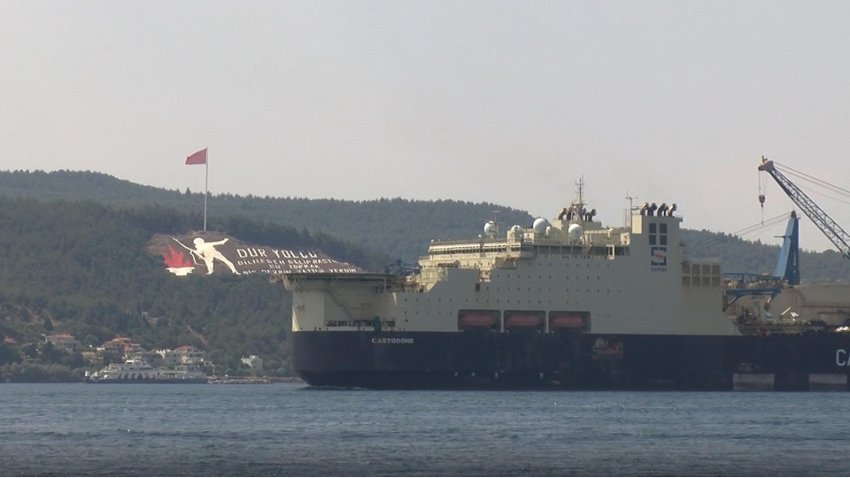 325 metrelik 'Castorone' isimli boru döşeme gemisi Çanakkale Boğazı'ndan geçti