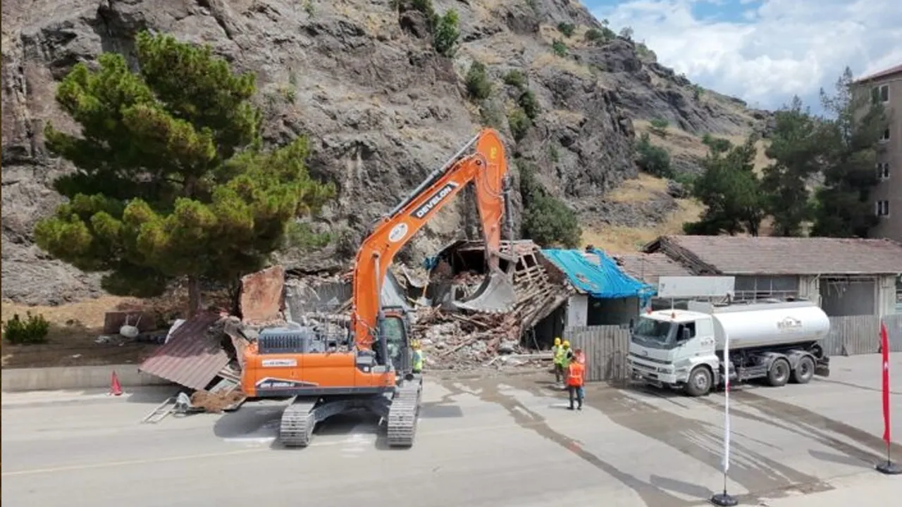 Çorum'da tarihi kale çevresinde riskli binalar yıkılıyor