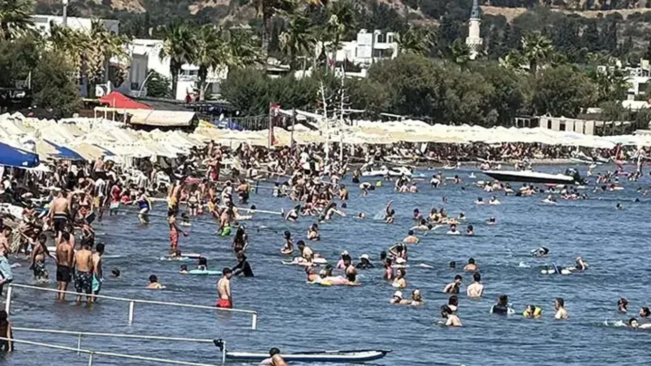 Bodrum’da sıcak havada turistlerin deniz keyfi