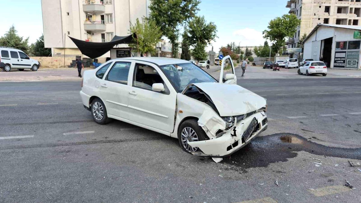 Adıyaman'da iki otomobil çarpıştı: 1'i ağır 3 yaralı