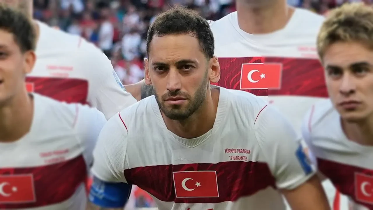 Hakan Çalhanoğlu'ndan Paraguay yenilgisiyle ilgili açıklama! "Tüm halkımızdan özür diliyoruz"