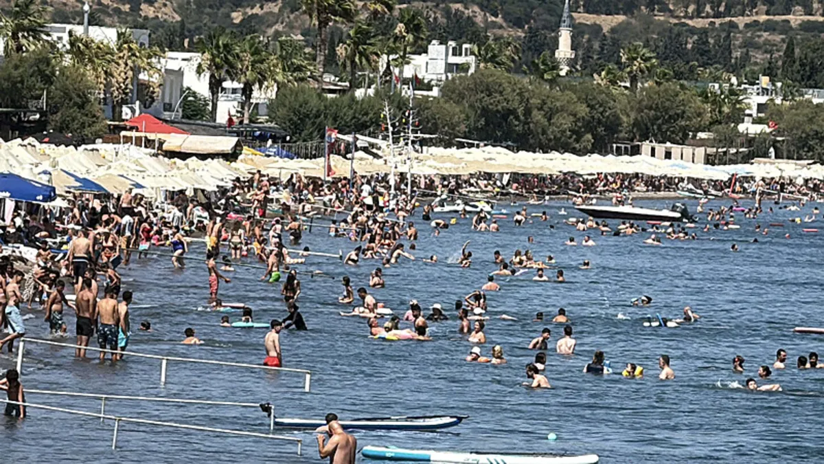 Bodrum'da sıcak havada turistler denize akın etti!