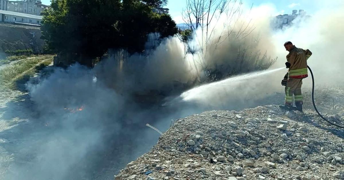 Antakya'da hurdalık ve çöplük yangını