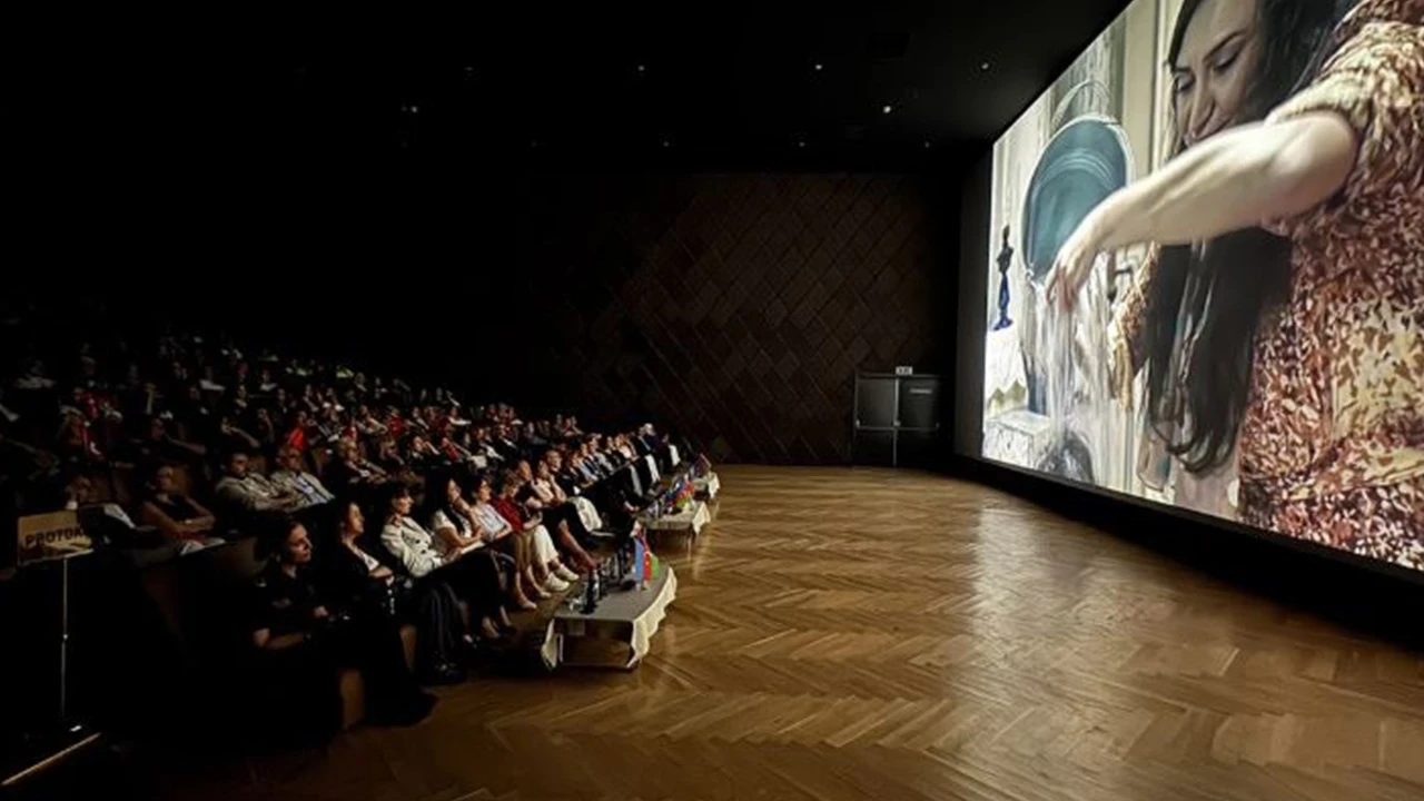 Adana’da Azerbaycan Milli Kurtuluş Günü’nde etkinliğinde ‘Eski Bavullar’ filminin gösterimi yapıldı