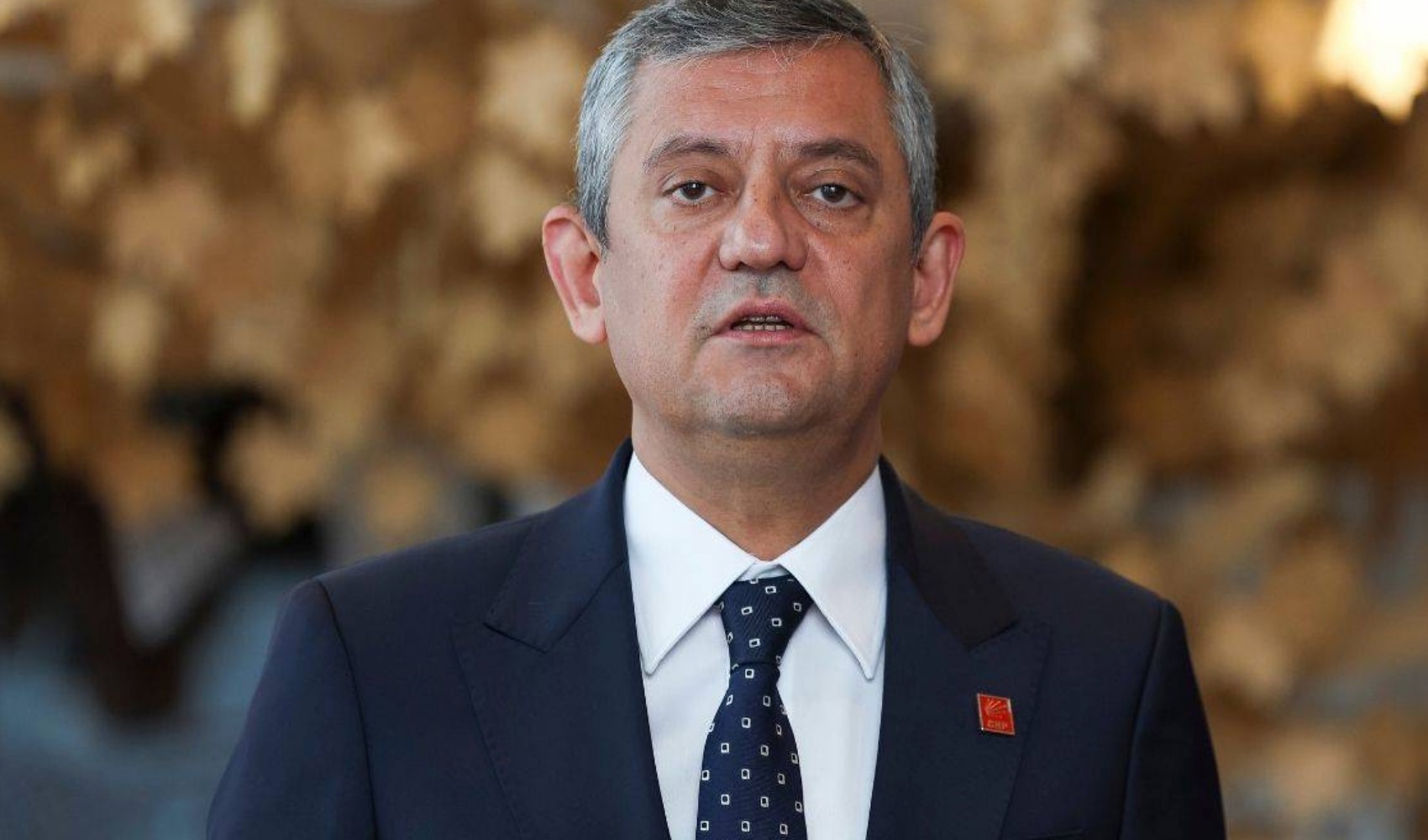 Özgür Özel pazaryerinde halkla buluştu: 'Cemil Tugay da butlana tepki olarak istifa etti'