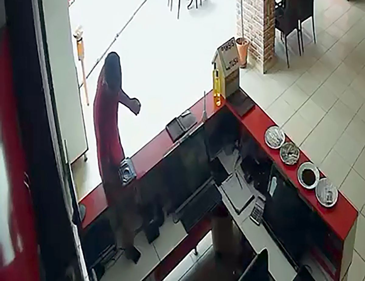 Tuvalet bahanesiyle girdiği restorandan cep telefonu, camiden seyyar merdiven çaldı