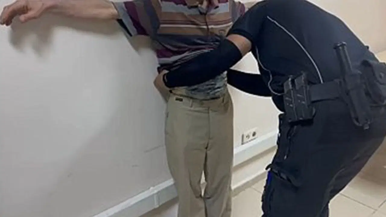 8 yıl 4 ay hapis cezasıyla aranıyordu: Vücuduna bantladığı 'esrarla' yakalandı