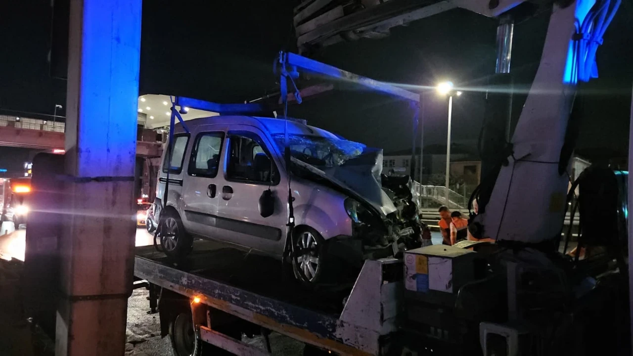 Makas atan sürücü iki araca çarptı: D-100 trafiğe kapandı