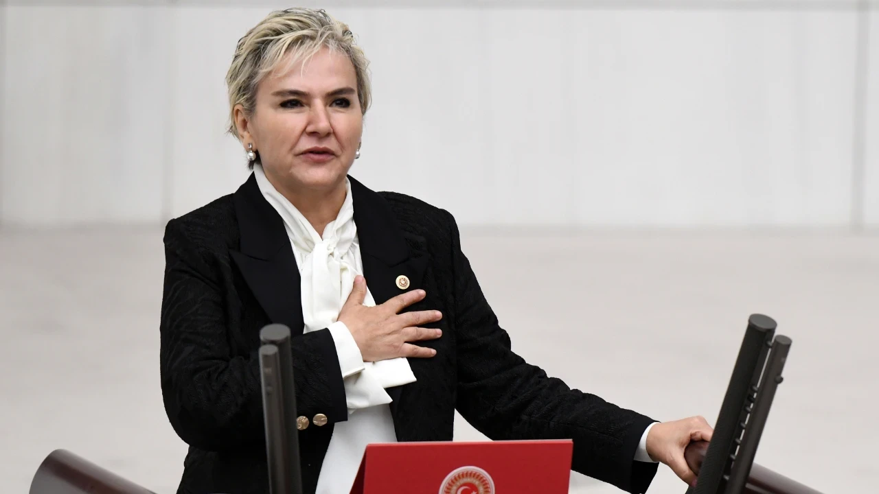 İYİ Parti’den CHP’ye geçen Nimet Özdemir istifa etti