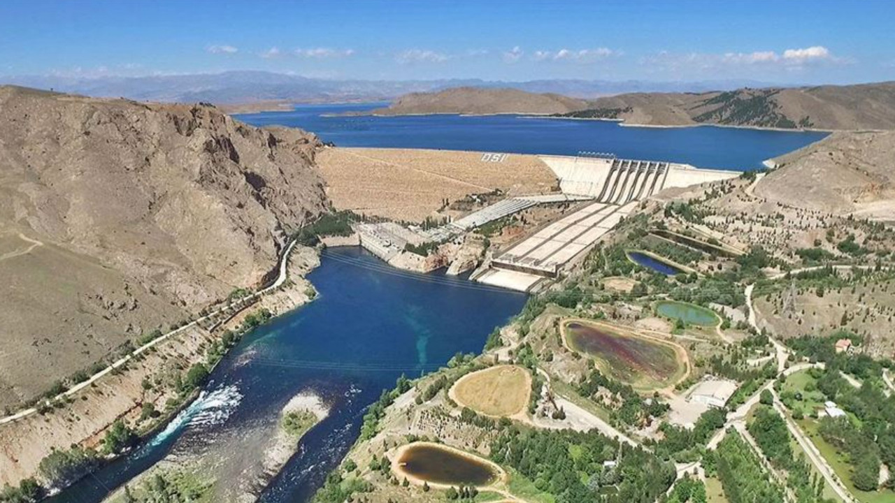 Elazığ'da Keban Barajı'nda tahliye kapakları ikinci kez açıldı