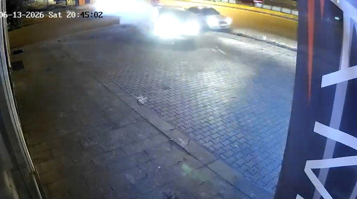 Kaza anı kamerada: İş yerine çarpmaktan son anda kurtuldu