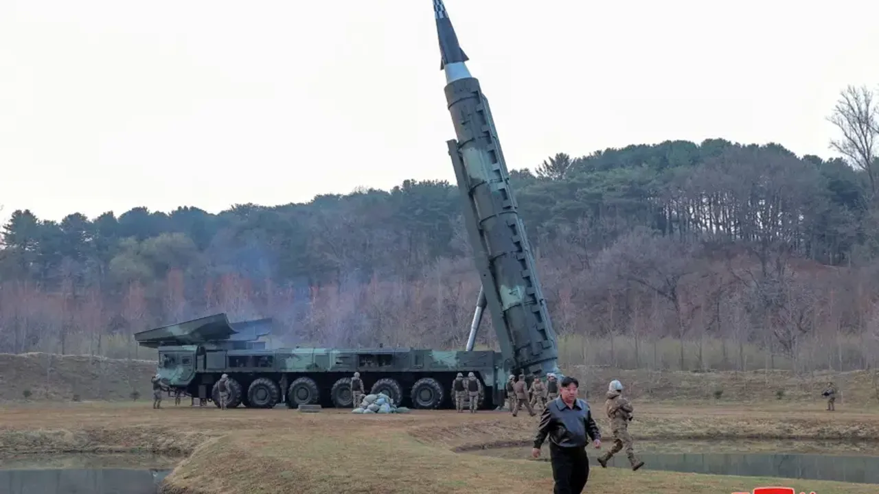 Kim Jong-un stratejik füze testlerini izledi