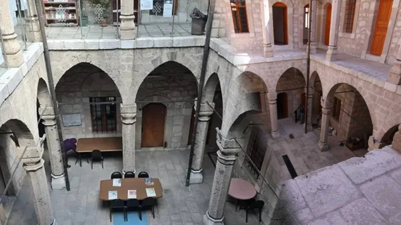 Eskiden cezaeviydi şimdi bilgi yuvası: Asırlık binaya akın akın geliyorlar