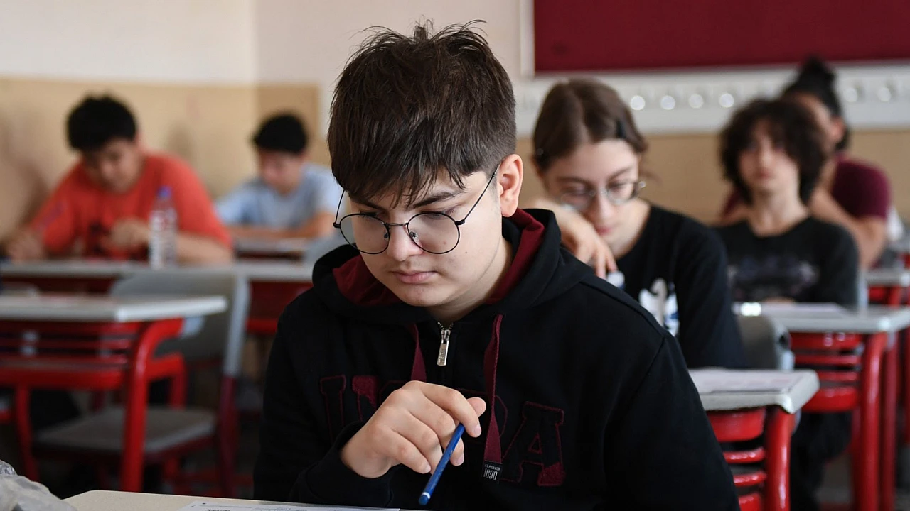 Liselere Geçiş Sistemi sınavında kaç soru var? LGS'de kaç oturum var?