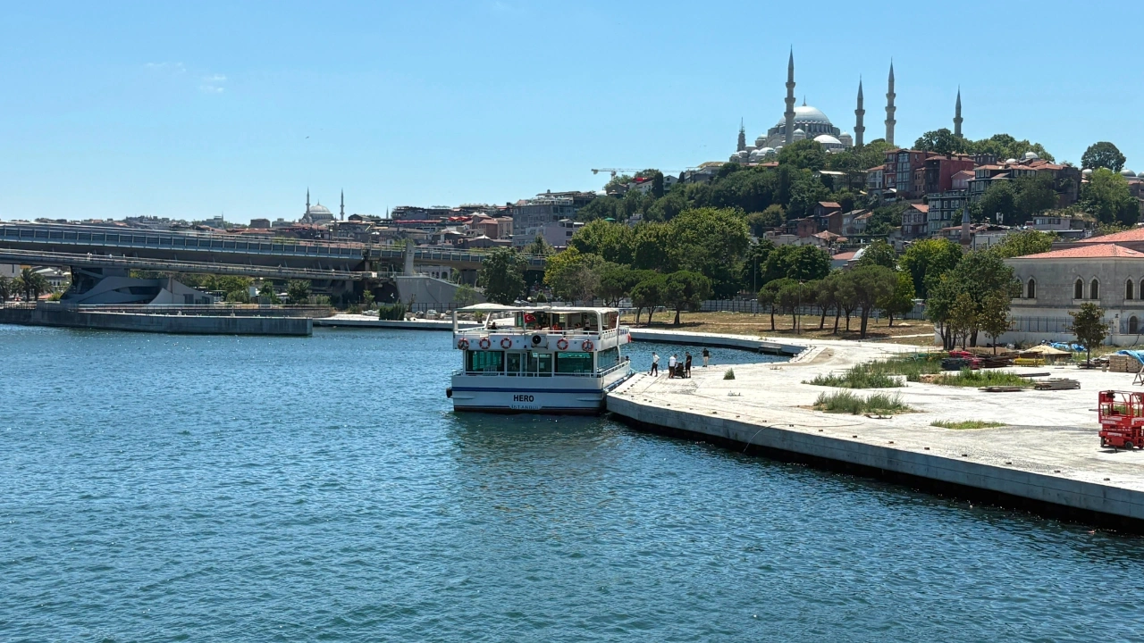 Haliç’te tur teknesi köprü ayağına çarptı: Gemi personeli denize düştü, arama çalışmaları sürüyor