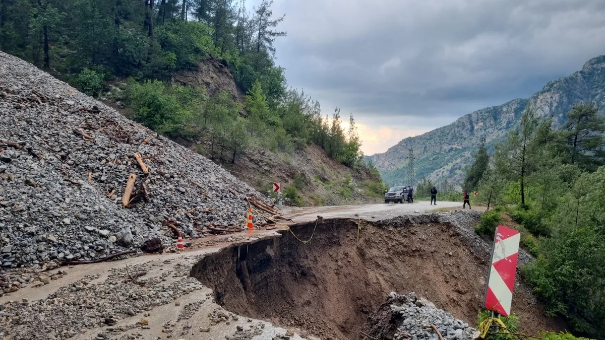 Osmaniye'de kuvvetli yağış sonrası heyelan! Vatandaşlar mahsur kaldı