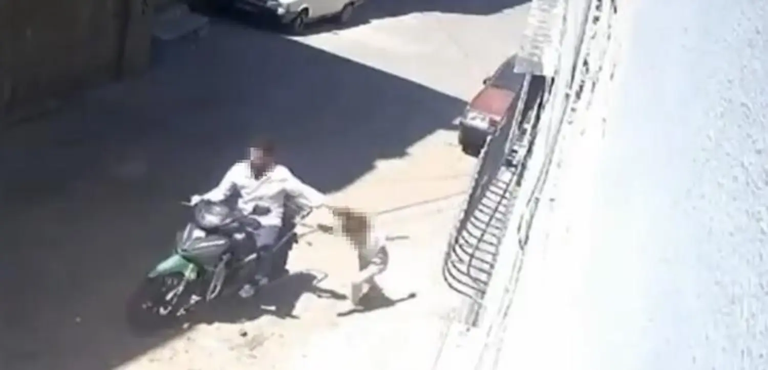 İnsanlık dışı görüntüler! Küçük kızını dövüp motosikletle sürükledi