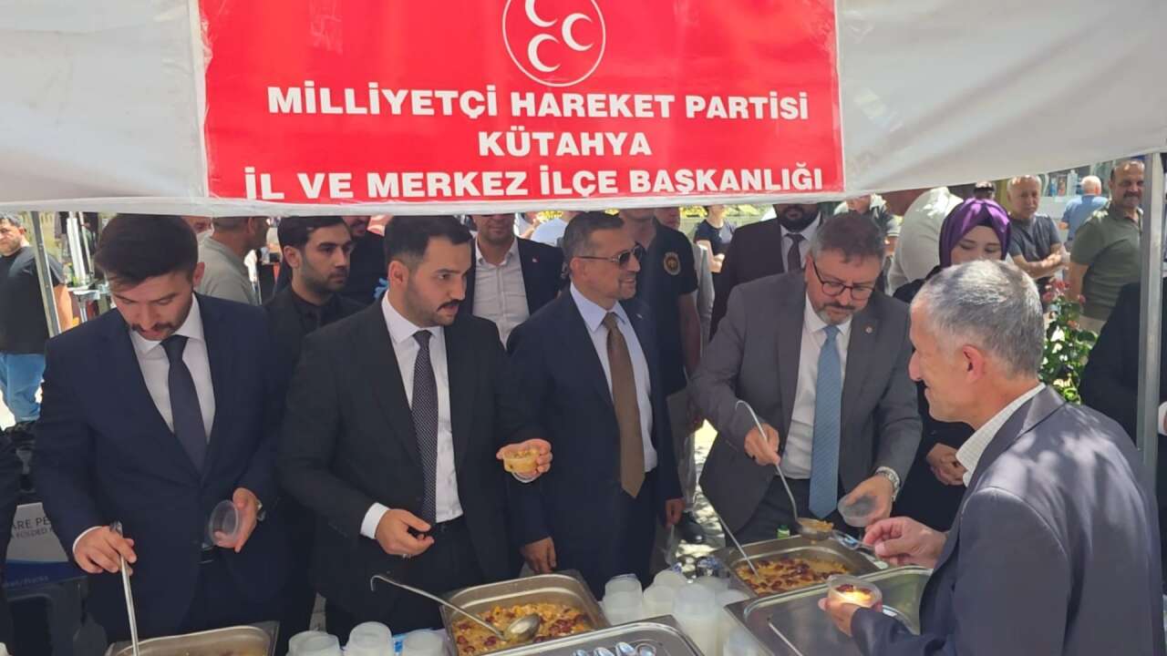 MHP Kütahya İl Başkanlığı'ndan vatandaşlara aşure ikramı