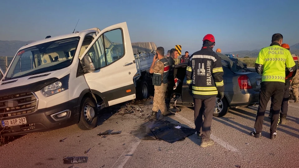 Erzurum'da feci kaza: Otomobil kamyonete arkadan çarptı, çok sayıda ölü ve yaralı var!