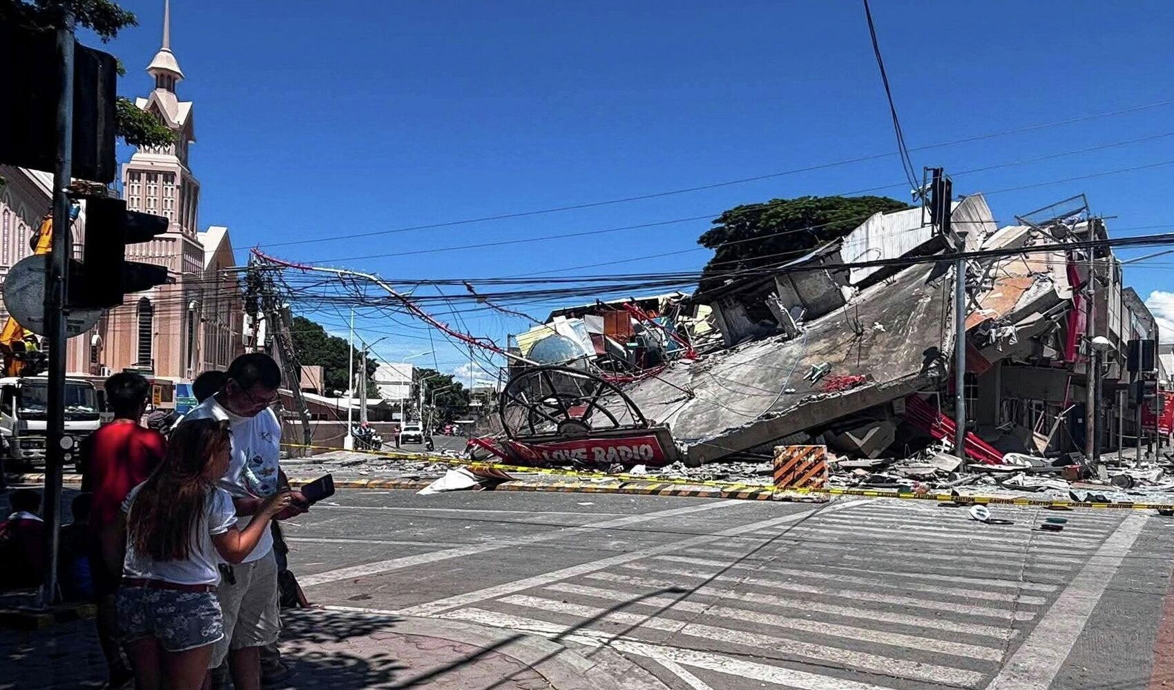 Filipinler'de 7,8'lik deprem sonrası tsunami alarmı! Bölgeden ilk görüntüler geldi