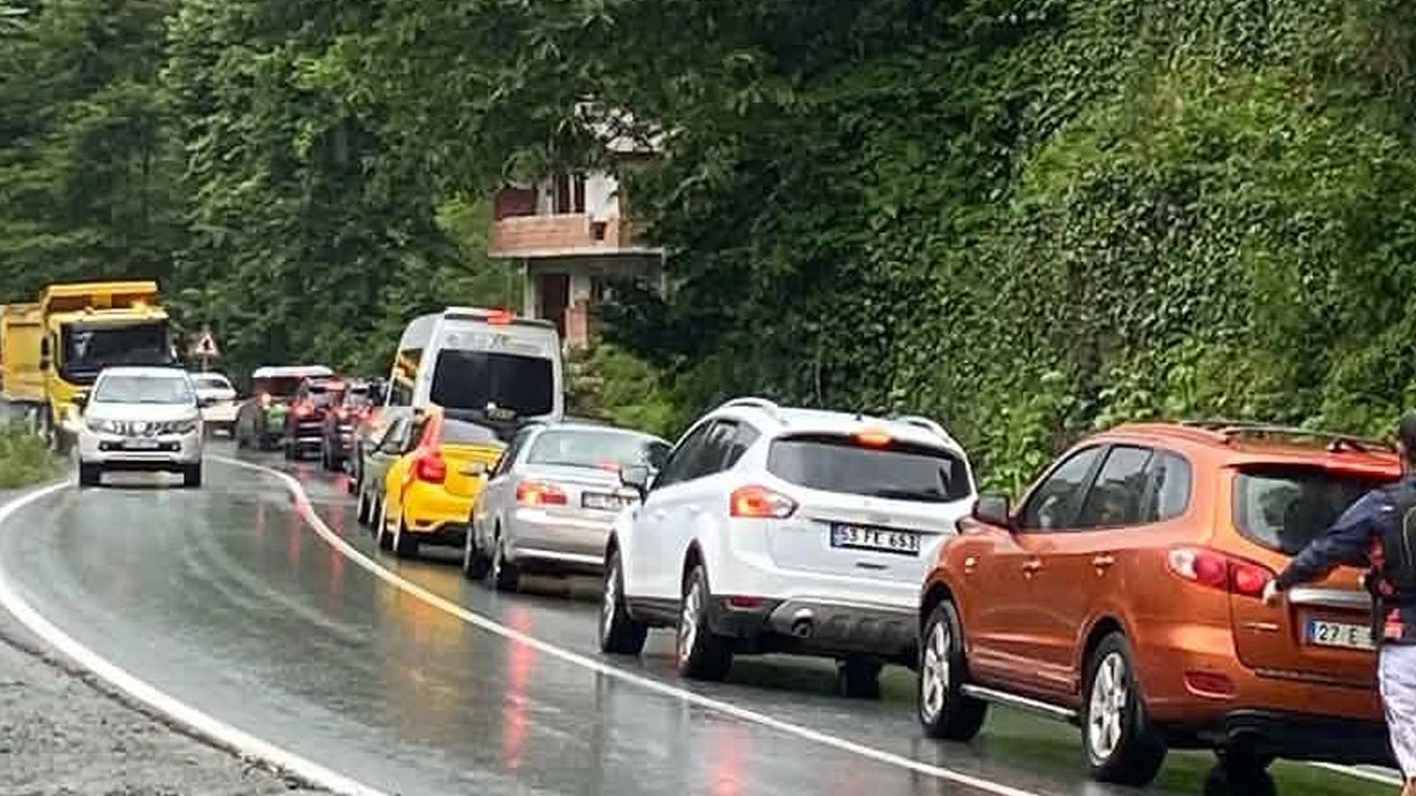 Çamlıhemşin-Ayder yolunda trafik kilitlendi: İki araç kafa kafaya çarpıştı: 3 yaralı