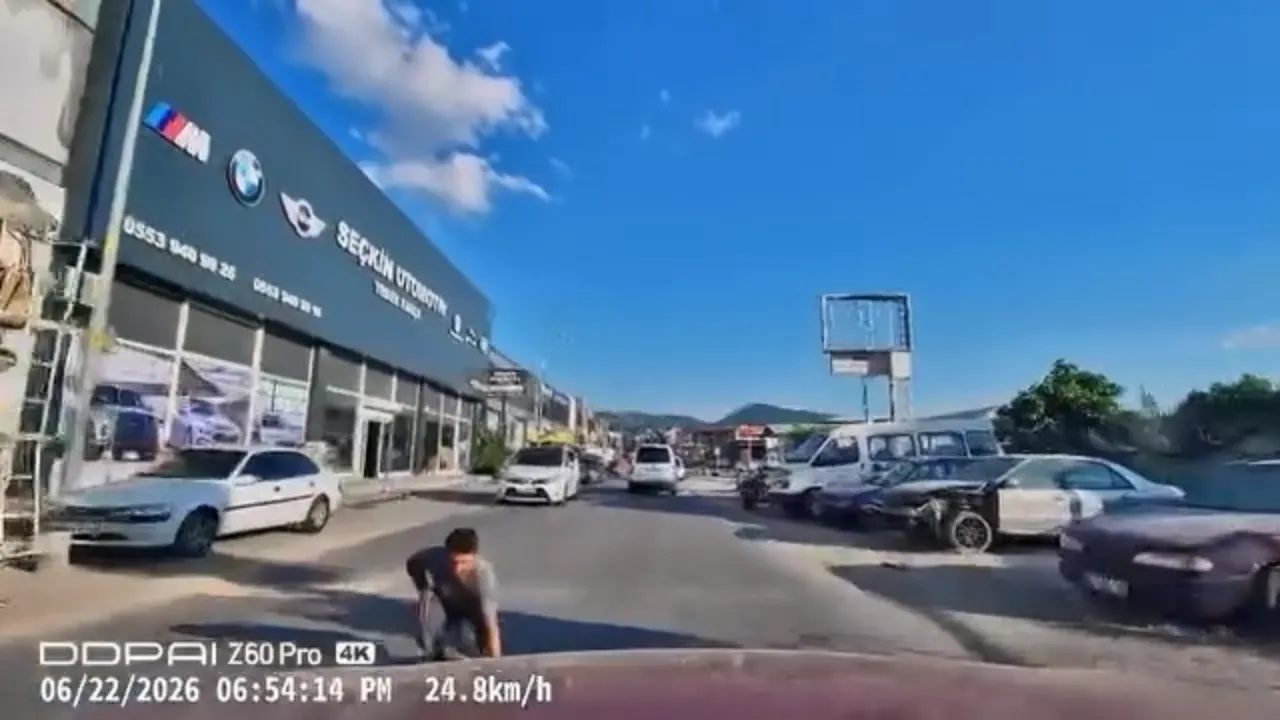 Yola düşen eşyasını almak isterken faciadan kıl payı kurtuldu! O anlar kamerada