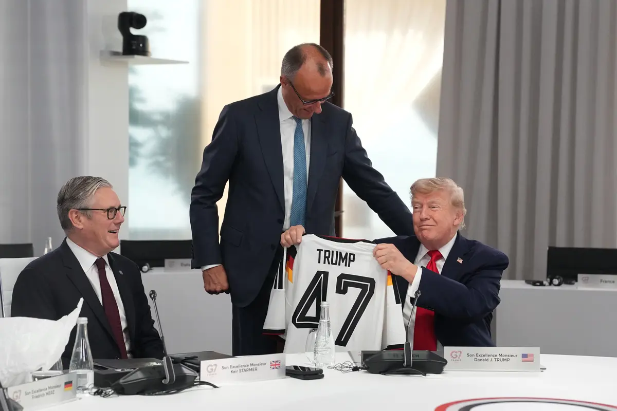G7'deki hediyeden skandal çıktı! Merz'den Trump'a sahte forma