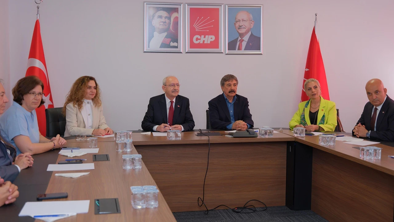 CHP YDK'den kritik karar! Özgür Özel dönemindeki tüm ihraçlar iptal edildi