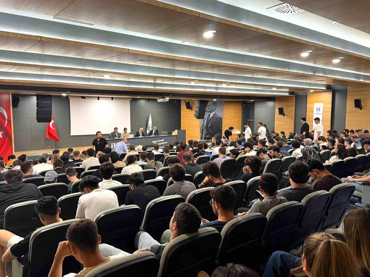 Akademisyenler ve yetkililer öğrenciler için toplandı