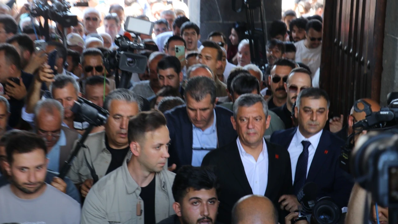 Özgür Özel: Binaları geride bıraktık, yürüyoruz