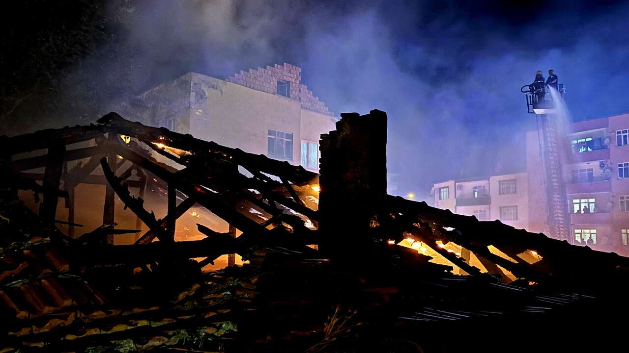 Samsun'da korkutan depo yangını: Boya ve inşaat malzemeleri alev alev yandı