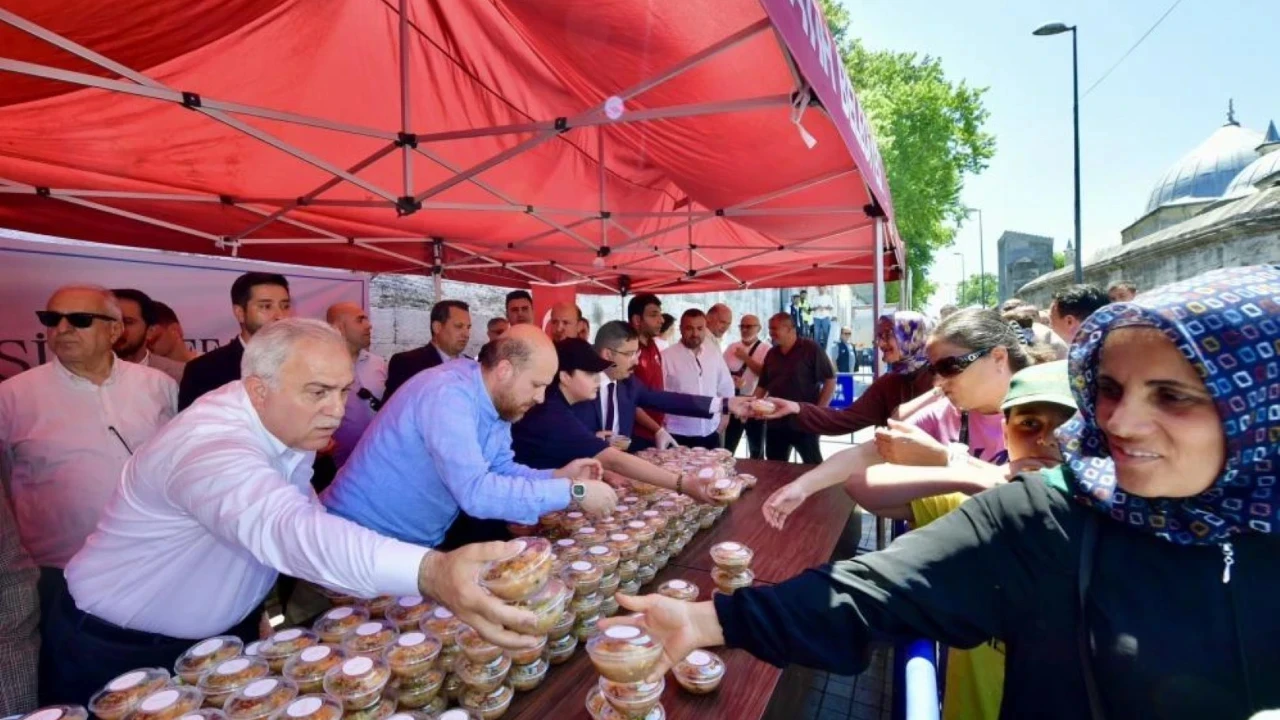 Mimar Sinan’ın vasiyeti yerine getirildi: Süleymaniye’de aşure dağıtımı