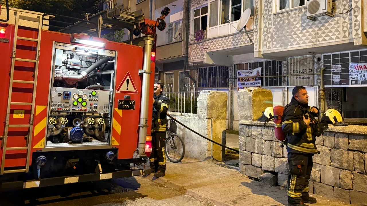 4 katlı binada yangın: Anne ve iki çocuğu dumandan etkilendi