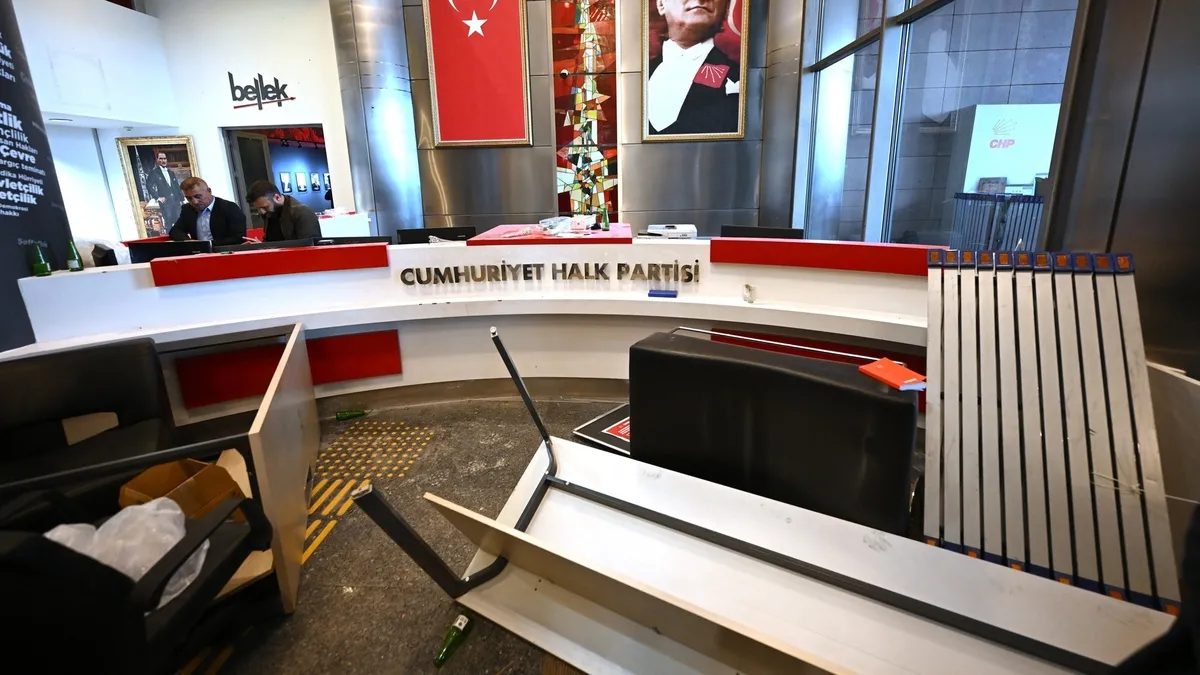 01/06/2026 CHP'de kılıçlar grup toplantısı için çekildi! Siyasetin gözü TBMM'de