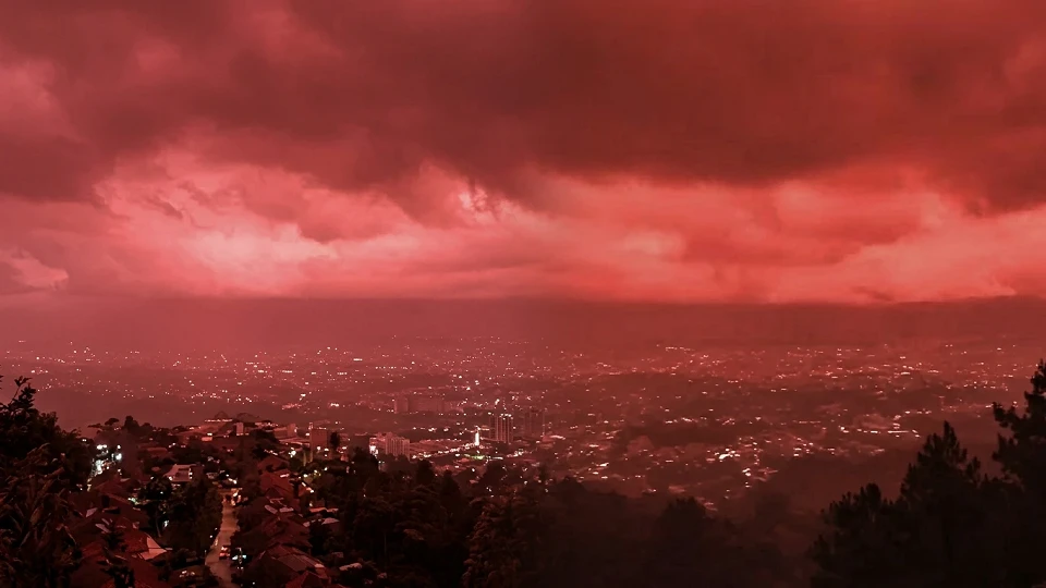 Venezuela'da Deprem Sonrası Gökyüzü Neden Kırmızı Oldu? Korkutan Görüntü